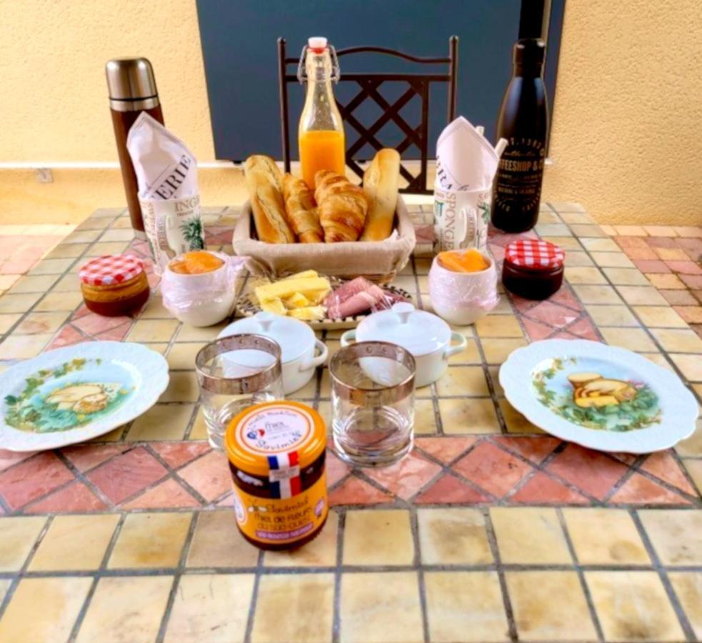Au Son De L Angelus Bed & Breakfast Moncrabeau Exterior photo